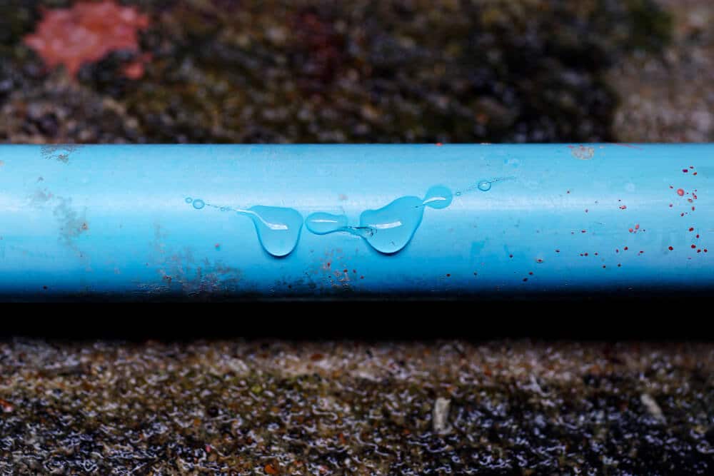 prasknute vodovodne potrubie v dome